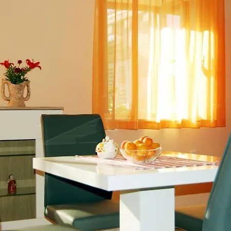 Lovely One Bedroom Flat In Appartamento Zrnovo